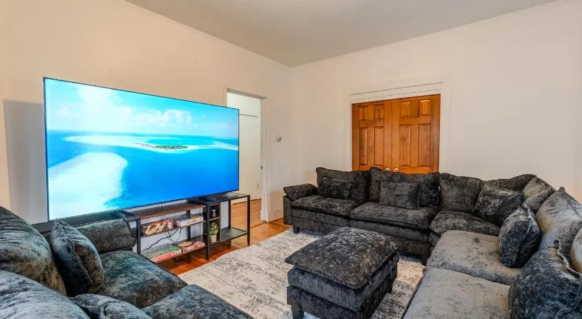 Cozy 4BDR, Tufts, Train, Parking, 10 min to Boston - Image 1