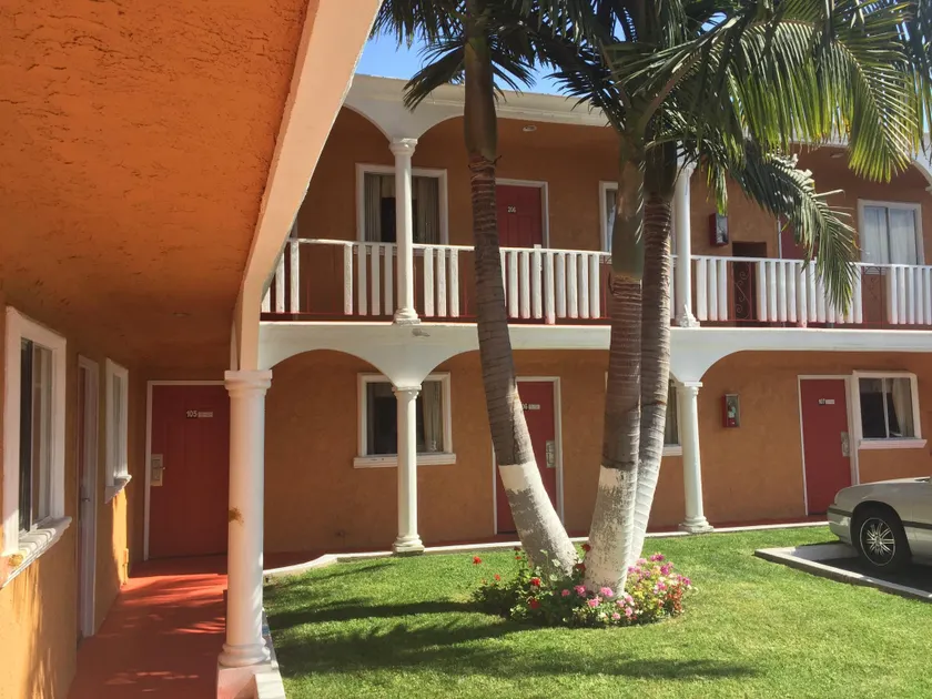 Paradise Inn & Suites - Image 1