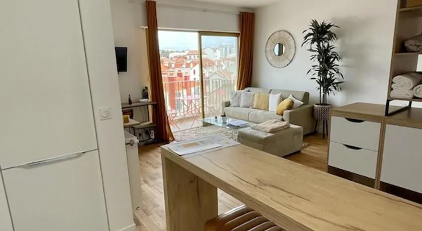 Superb top floor studio, Biarritz center. - Image 1