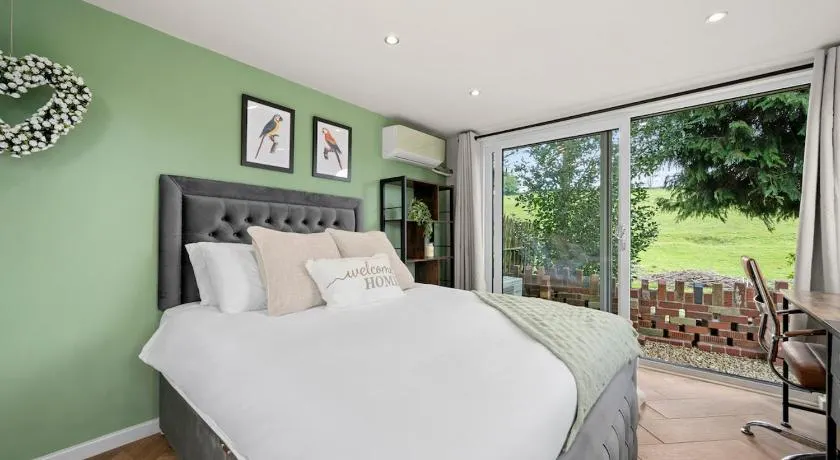 Luxury River Side Getaway Peak District - Image 1