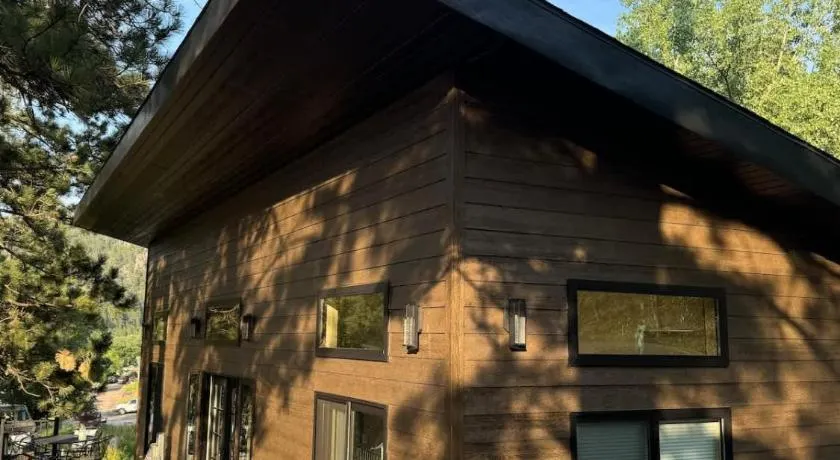 In the center of it all The Elkhorn Cabin - Image 1