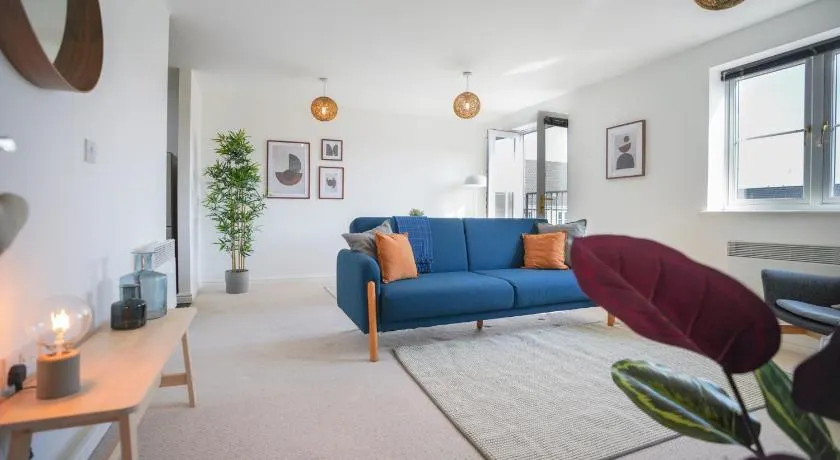 Stylish Apartment with Private Parking - Image 1