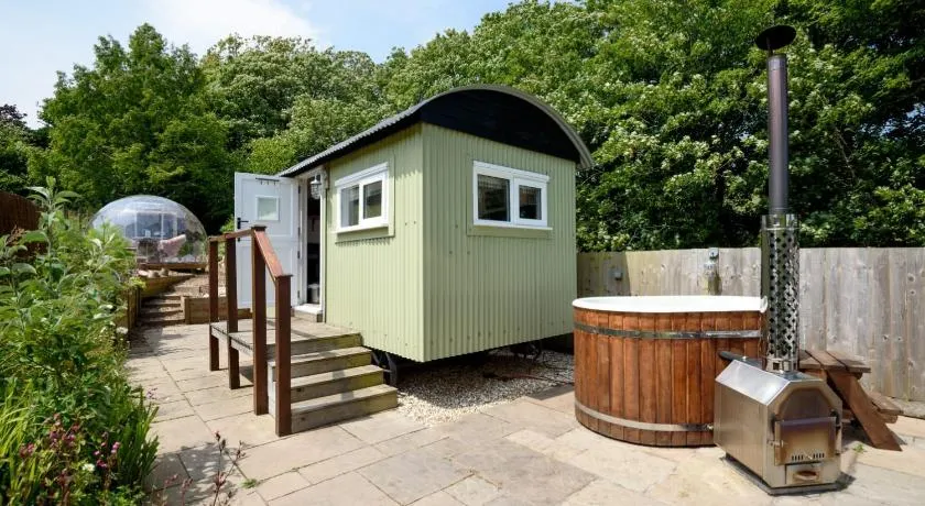 Luxury Coastal Shepherds Hut with hot tub, dining dome & a 5 Minute Walk to Pubs and Village - Image 1