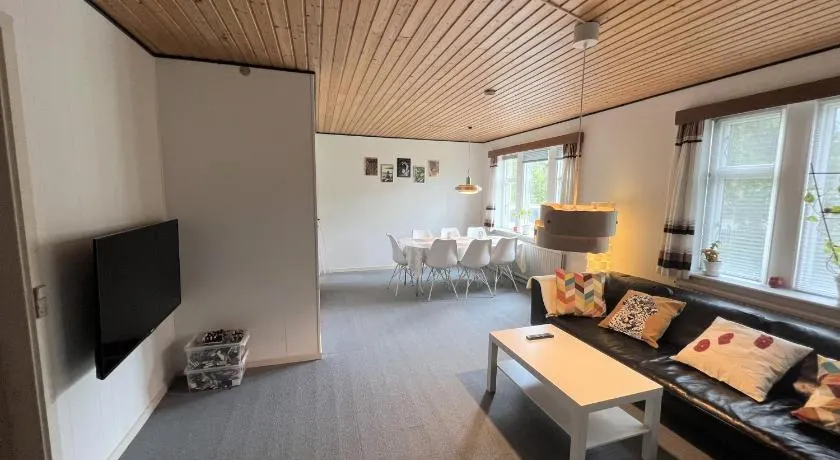 The Yellow House, Beach 5mins Drive, 3BR with free parking, Fast Fiber Internet - Image 1