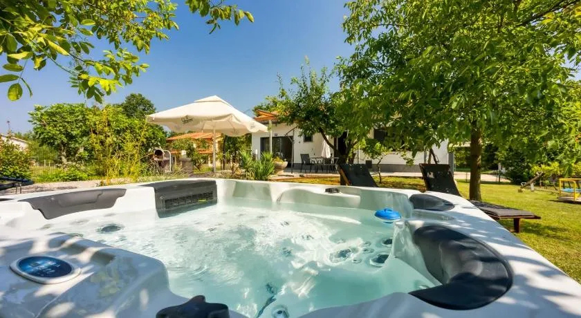 Lovely Cottage with Jacuzzi - Image 1