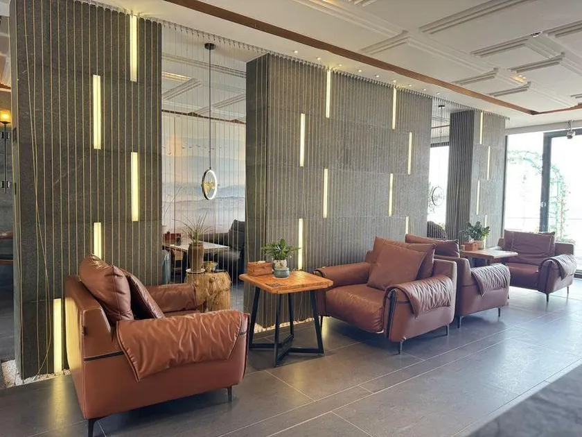 Cangyue Qionglou Lake View Holiday Hotel - Image 1