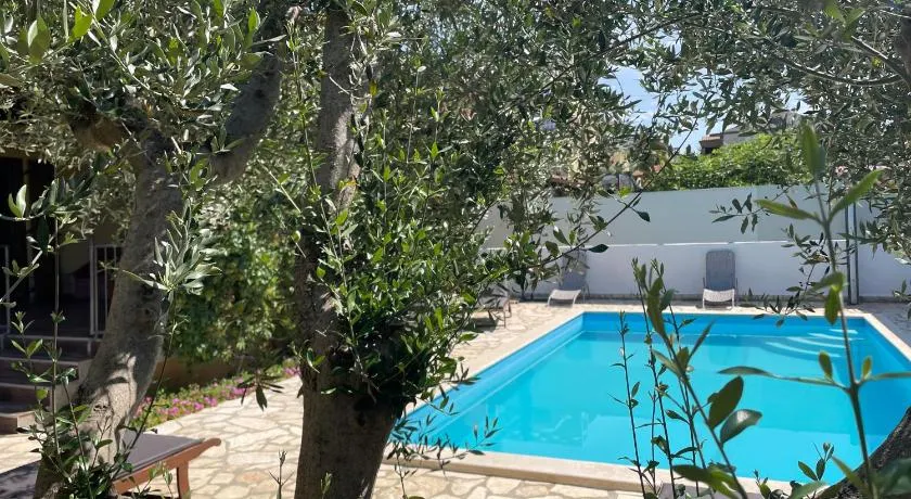 Fabris Apartments with pool and top location near sea - Image 1