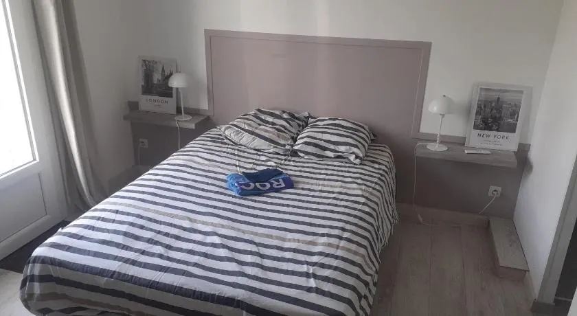 Chambre avec Salle de bain et WC privés et kit petit dejeuner - Image 1
