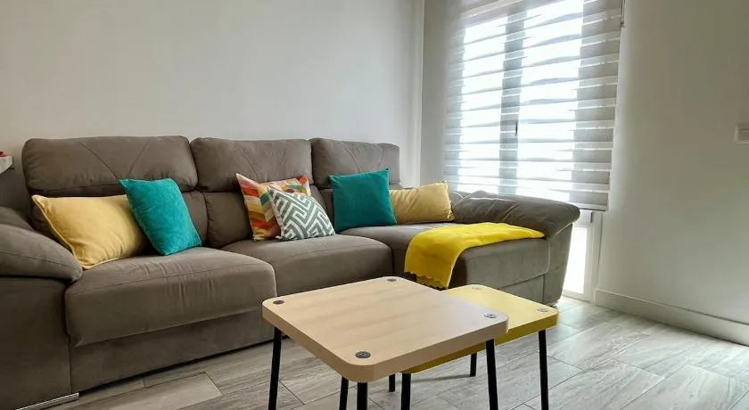 Apartamento nuevo, 2 dormitorios, patio y garaje - Image 1