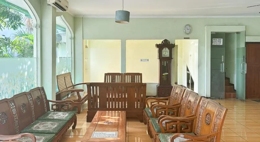 Global Inn Syariah Mitra RedDoorz near Juanda T1 Airport - Image 1