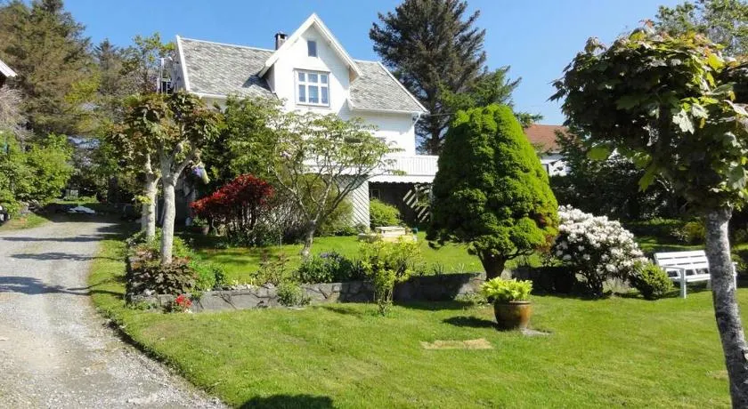 Charming flat in cosy farmhouse - Image 1