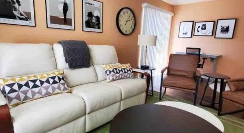 Solar Half-Plex with Chic Style in Country Glen - Image 1