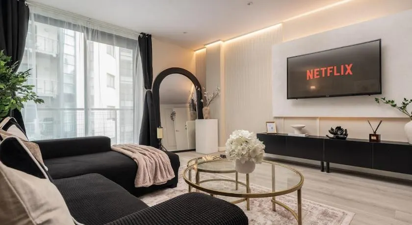 Luxury Liverpool City Centre Apartment with Balcony, Sleeps 8, Near Liverpool ONE and Royal Albert Docks - Image 1