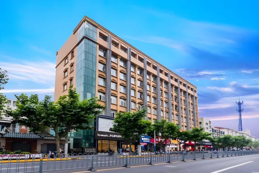 Home Inn Plus Shanghai Railway Staion Yanchang Road Metro Station - Image 1