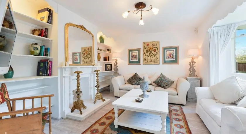 Designer Cottage with Parking - Esher Surrey - Pass the Keys - Image 1
