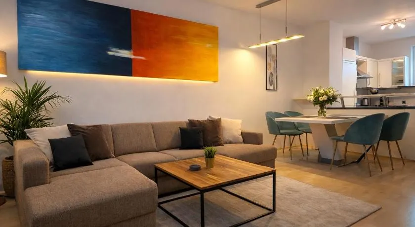 City Apartment Linz 3 Zimmer - Klimaanlage, Großes Sofa, Cafe & WLAN, Selfcheckin, Parkplatz, für 5 Gäste - Image 1