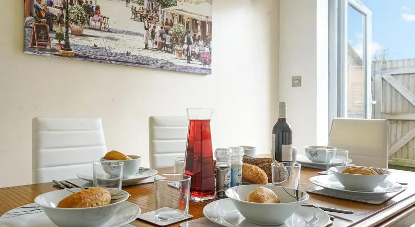 4BR 6Beds 3 Bath Private Parking Garden Kings Cross 25 min & Harry Potter - Image 1