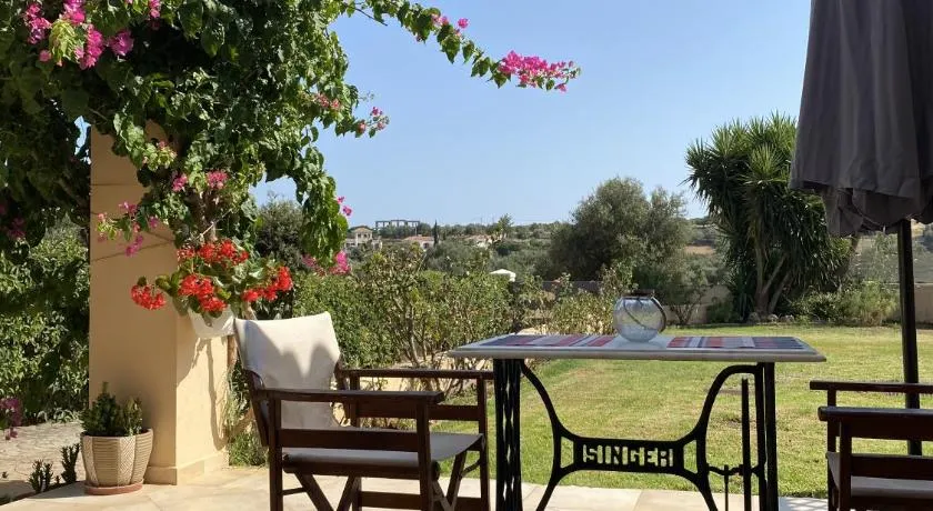 House with Garden in Peratata - 10' from City Center - Image 1