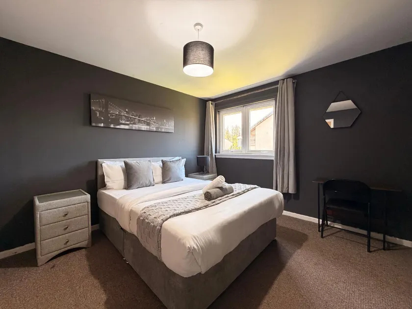 Luxury 3-Bed Townhouse | Free Parking | Central - Image 1
