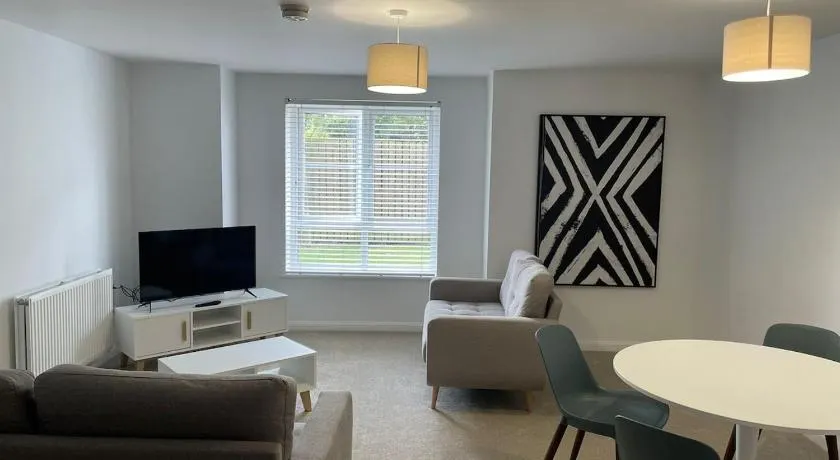 Newly Refurbished Large Apartment With Huge Garden - Image 1