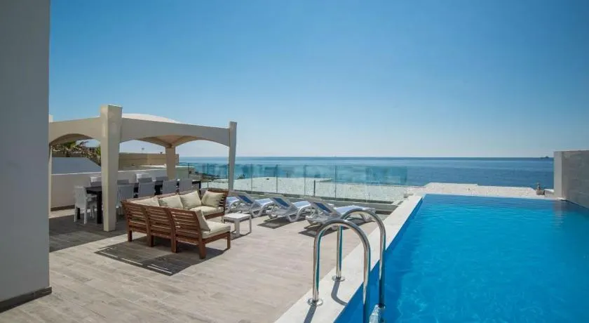 Villa Apartamentos con vistas directas al mar y piscina privada. - Image 1