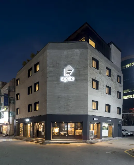Upflo Hostel - Image 1