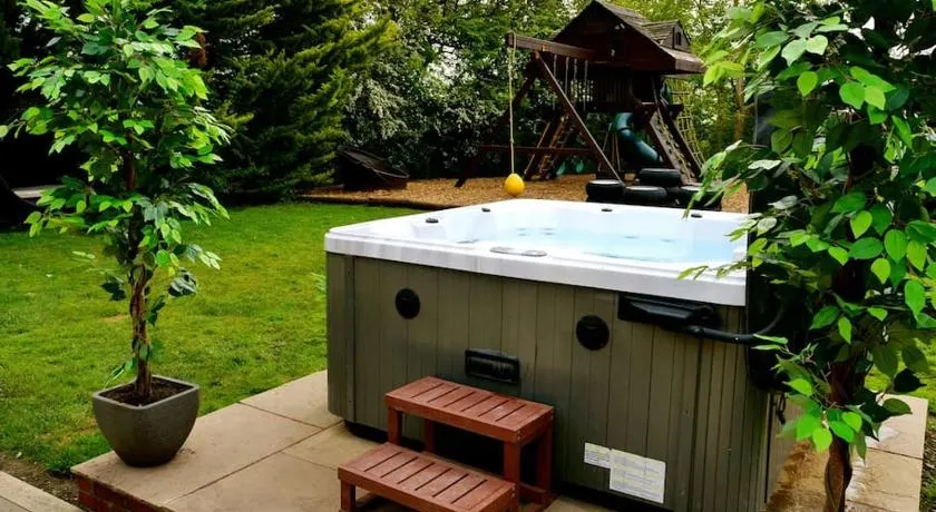 Deluxe 1 Bed Versace Hot Tub Sky TV Cinema Screen - Image 1