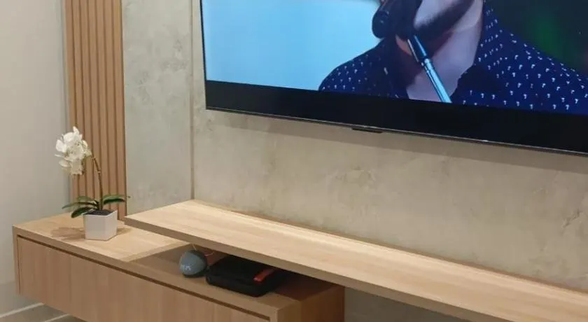 House with Super King and 65 TV and big screen - Image 1