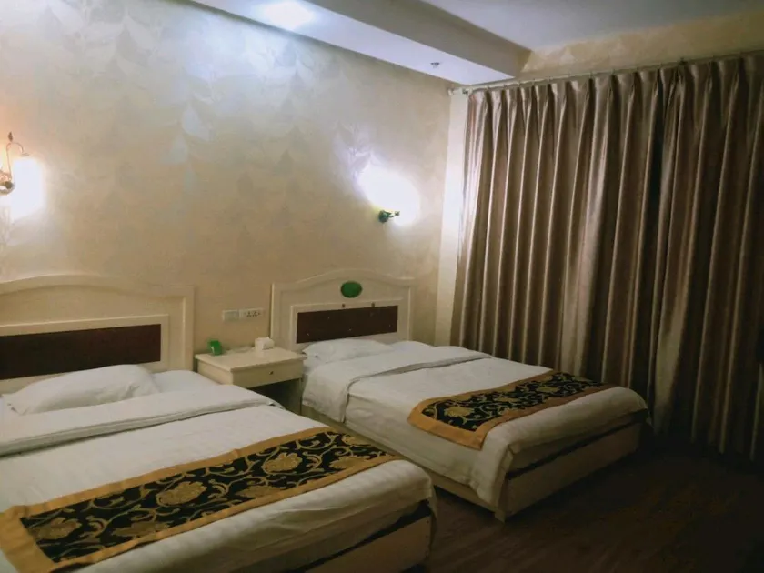 Huijiang Business Hotel - Image 1