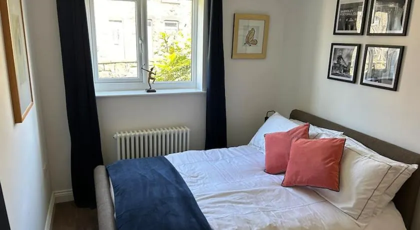Best rated in Barnsley- apartment sleeps 4 & 5 minute walk to town centre - Image 1