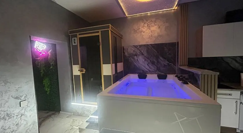 Wellness Suite Essen mit Whirlpool & Sauna - Image 1