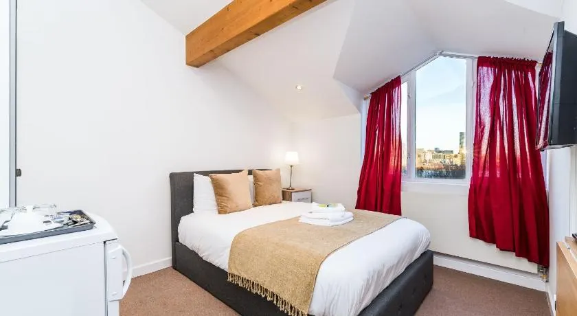 Surrey Quays House - Image 1