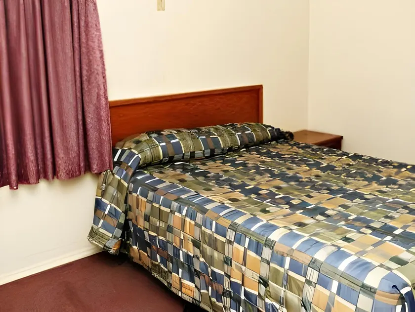 Red Deer Inn & Suites - Image 1