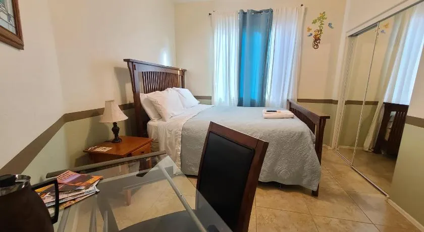Phoenix home near freeways and airport - Image 1