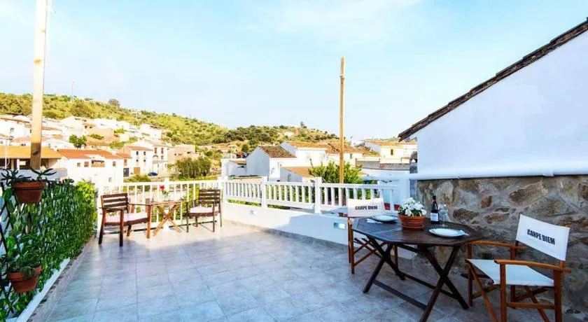 Espléndida casa vacacional con piscina, terraza y jardín | Vistas a la montaña - Image 1