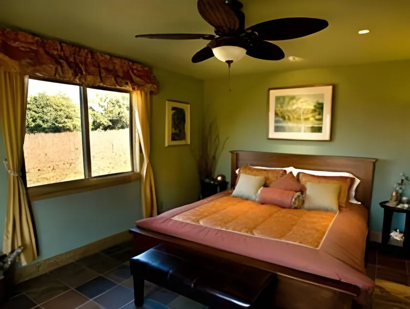 Pearlessence Vineyard Inn - Image 1