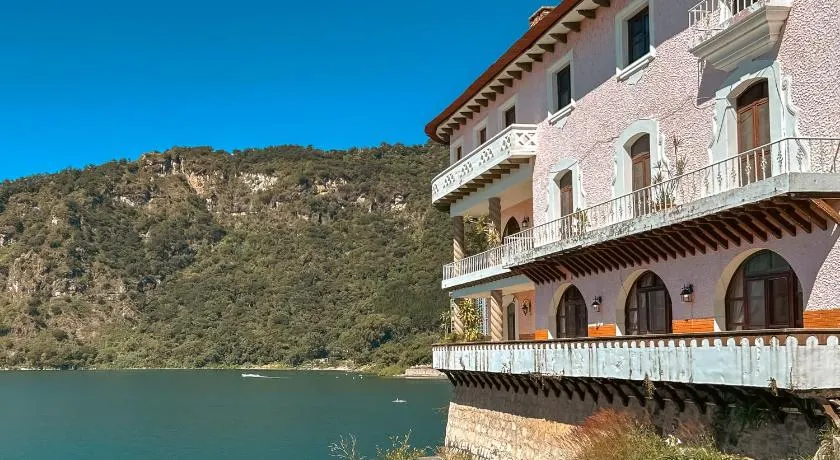 Tzanjuyú Historic - Lakefront Hotel - Image 1