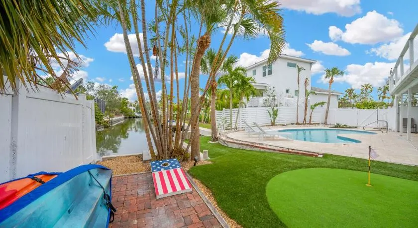 Home ON Key with pool, hot tub, putting green, arcade games, bike & mins to beach! - Image 1