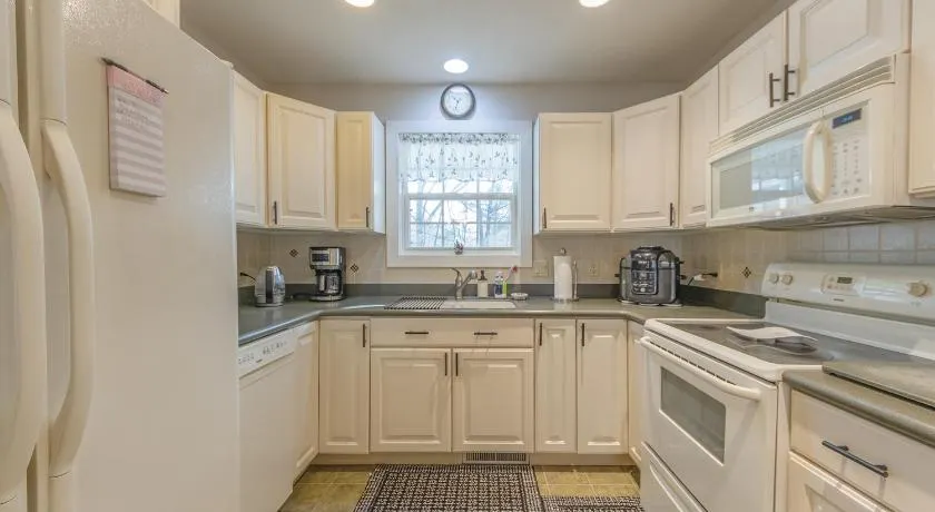 Bed & Birdie - New Vacation Rental - Close to golf course & downtown - Image 1