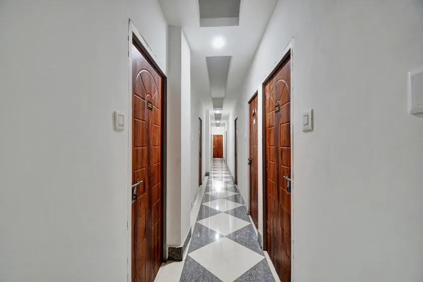 Pnk Royals by OYO Rooms - Image 1