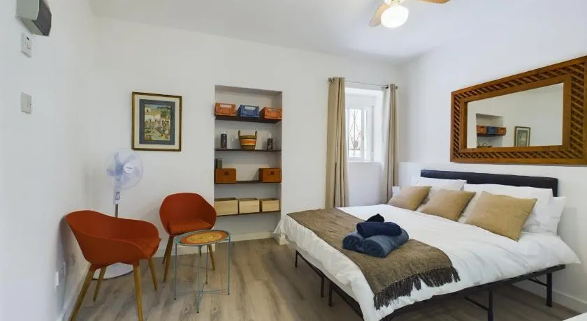 Hidden Gem Hideaway Retreat in Central Town Area with AC - Image 1