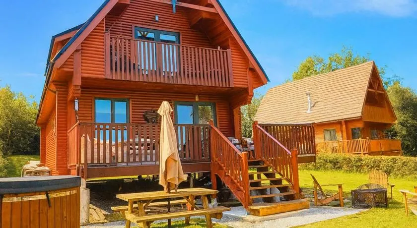 Luxury Waterfront Retreat I Private Sauna & Hot Tub - Image 1
