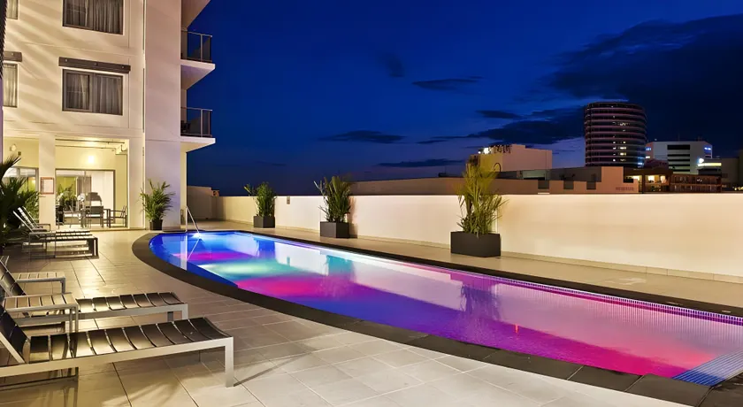 Luxury two-beds harbour views apartment - Image 1