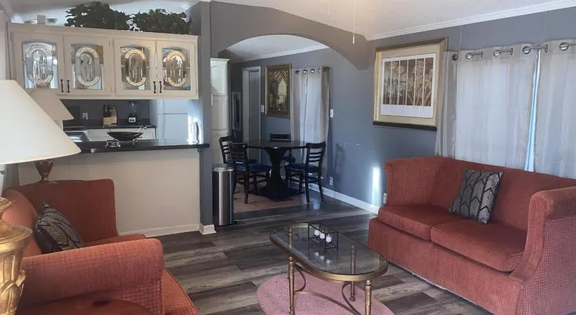 Cozy 3BR cabin with AC and Wi-Fi Fully Fenced - Image 1