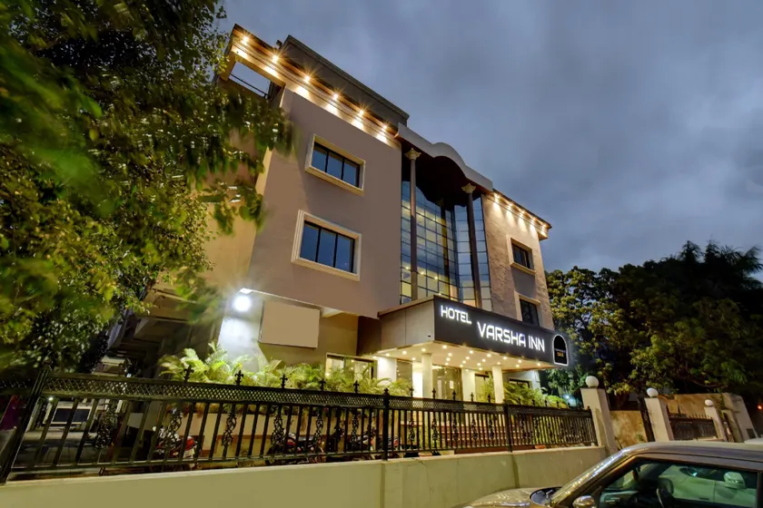 Townhouse OAK Varsha Inn - Image 1