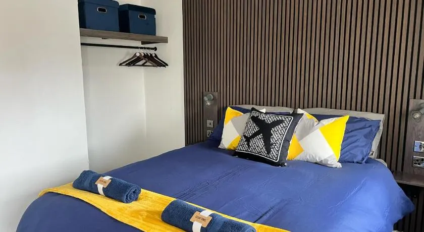 AeroSuites Luton - SHARED AND PRIVATE Accommodations mins from Luton Airport,FREE selected Breakfast,Adults Only,FREE Parking subject to availability and reservation only, Whats Up number required, Late Self Check In and Out by request only - Image 1