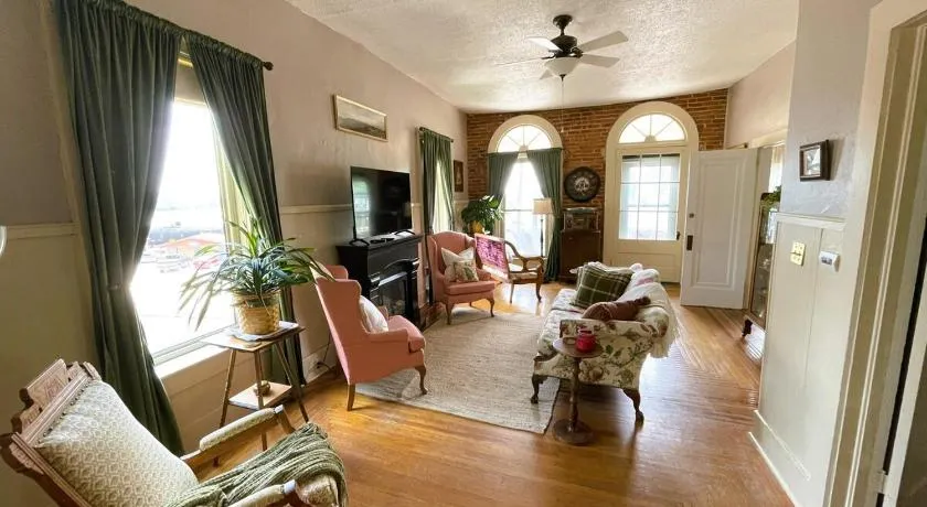 Historic Victorian Apartment - Image 1