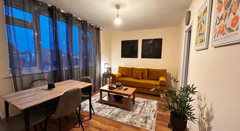 Cozy 2 Bedroom Apartment close to Town Centre - Image 1
