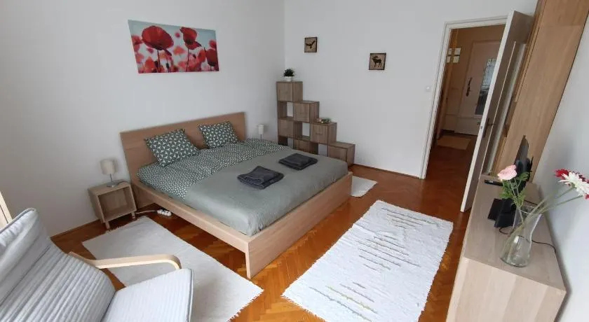 Barátságos, csendes, napfényes lakás. - Image 1