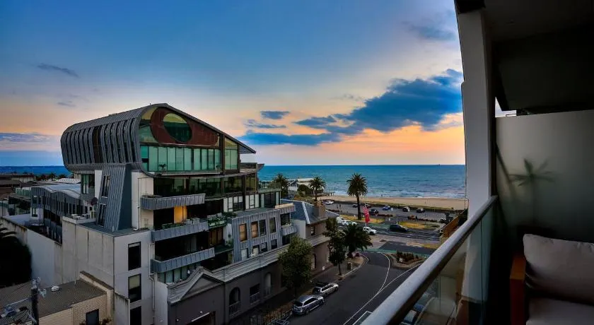 The Halo Port Melbourne Bay and City Views - Image 1